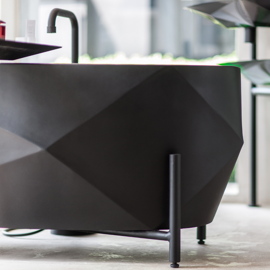 Banheira Facetada Oval – Design por Simone Coste